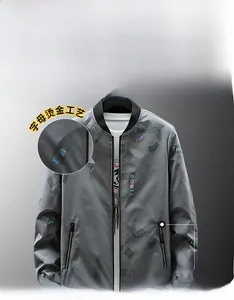 Détail d'une veste pour homme avec imprimés de lettres dorées et poches zippées