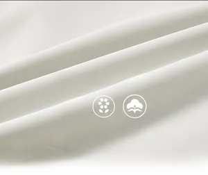 Gros plan sur la texture du tissu blanc respirant et doux de la veste de pêche