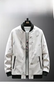 Détail d'une veste baseball kaki avec imprimés lettres et col côtelé noir contrastant