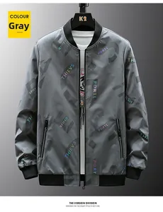 Détail du blouson gris avec imprimé de lettres colorées et fermeture éclair en métal