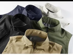 Plusieurs gilets de pêche en cinq couleurs avec doublure en maille et fermeture éclair