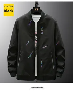 Vue détaillée du blouson bomber noir avec imprimés de lettres colorées style urbain