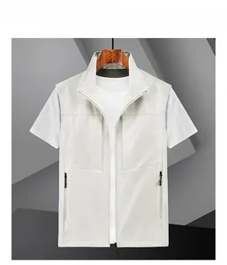 Détail de la poche zippée et de la fermeture verticale sur le gilet de pêche blanc
