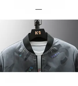 Gros plan du col montant de qualité supérieure et du zip sur le blouson gris