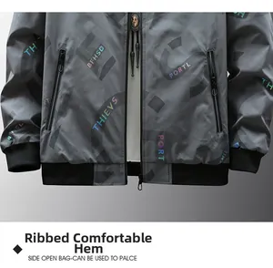 Détail de veste gris foncé avec ourlet côtelé, poche zippée et boucle tête de cheval