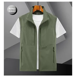 Détail du gilet de pêche vert armée avec col montant et poches zippées fonctionnelles
