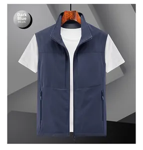 Vue détaillée du gilet d'extérieur bleu marine avec poches multiples et col montant
