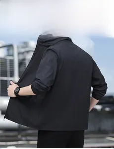 Detail der schwarzen Herren-UV-Schutzjacke mit Stehkragen und atmungsaktivem Gewebe