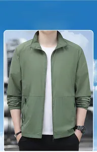 Detail der mintgrünen Sonnenschutzjacke mit kühlendem Stoff und Reißverschlusstaschen
