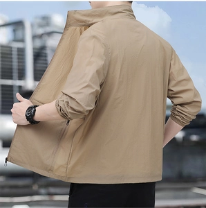 Details einer khakifarbenen Sonnenschutzjacke mit Stehkragen und Reißverschlusstasche