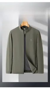 Dettaglio della giacca antivento grigio oliva con zip in metallo e logo sul petto