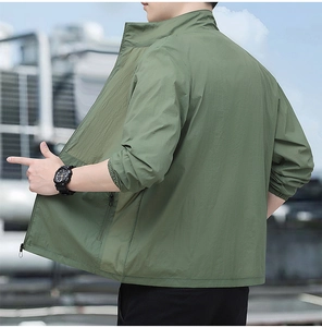 Nahaufnahme der olivgrünen Herren-Sonnenschutzjacke aus atmungsaktivem Nylon-Gewebe