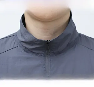 Detailansicht des Stehkragens und Ringreißverschlusses dieser grauen Sonnenschutzjacke
