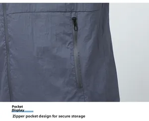 Detail der dunkelgrauen Sonnenschutzjacke mit der sicheren vertikalen Reißverschlusstasche