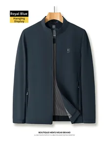 Dettaglio della giacca blu da uomo con collo alto, tasche con zip e fodera interna