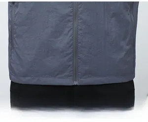 Detailansicht von Reißverschluss und atmungsaktivem Stoff der Herren-Sonnenschutzjacke