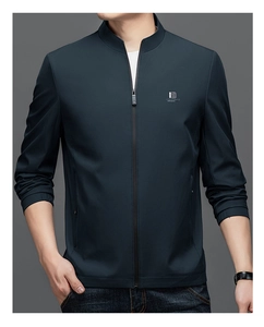 Dettaglio della giacca blu navy da uomo con collo alto, logo ricamato e chiusura a zip