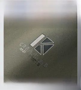 Dettaglio ravvicinato di tessuto a maglia verde oliva con logo sportivo e trama