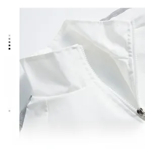 Détail d'une veste de sport blanche à col montant avec rayures grises et fermeture éclair