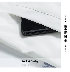 Gros plan détaillé sur le design de la poche avant d'une veste de sport blanche pour homme