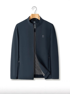 Giacca classica da uomo blu scuro con collo alto, logo metallico e tasche a zip