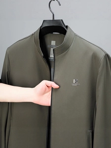 Giacca classica da uomo con collo a lupetto in verde oliva con zip e logo sportivo