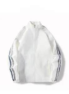 Détail d'une veste blanche pour homme avec des bandes latérales grises et bleues
