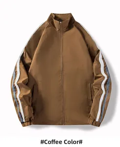 Détail de la manche d'une veste marron café avec rayures latérales blanches et bleues