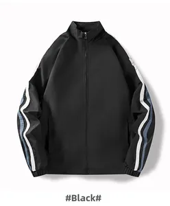 Détail de la veste de sport noire montrant les manches rayées et les poignets élastiques