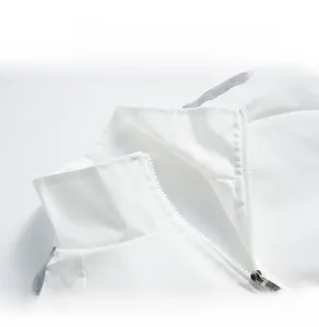 Détail du col montant de veste blanche avec fermeture éclair et ruban gris déco