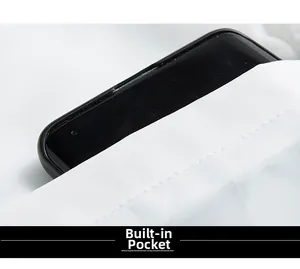 Gros plan sur la poche intérieure d'une veste blanche montrant le rangement de mobile