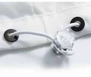 Vue macro du cordon de serrage blanc avec arrêt transparent sur cette veste pour hommes