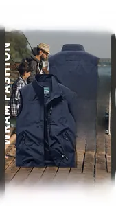 Dettaglio del gilet da pesca blu navy con fodera in rete e colletto in piedi