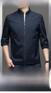 Detail der dunkelblauen Stehkragenjacke mit feiner Schachbrettmuster-Struktur und Reißverschluss