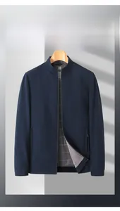 Detail der dunkelblauen Business-Jacke mit Stehkragen und strukturierter Micro-Karo-Optik