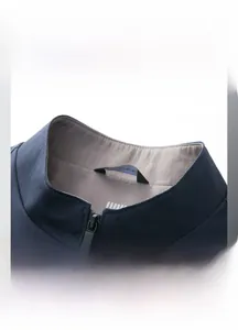 Detailaufnahme des dunkelblauen Herrenjackenkragens mit Stehkragen und Metallreißverschluss
