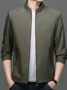 Giacca casual da uomo verde militare con collo alto e tasche con zip dal design strutturato