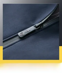 Detail des wasserdichten Reißverschlusses an dunkelblauer Herrenjacke mit Matt-Finish