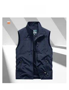 Dettaglio del gilet outdoor blu scuro con colletto in piedi e tasche con cerniera a rete