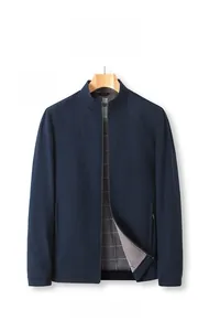 Detailansicht der königsblauen Jacke mit Jacquard-Textur und grauem Karofutter