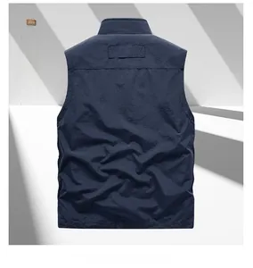 Vista posteriore del gilet outdoor blu navy da uomo con colletto dritto e cuciture