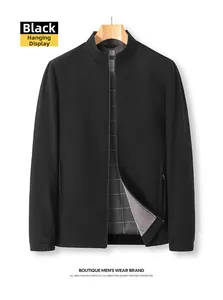 Detail einer schwarzen Business-Casual-Jacke mit Stehkragen und Reißverschluss-Verschluss