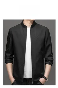 Nahaufnahme der Premium Herrenjacke in Schwarz mit Stehkragen und feiner Texturierung