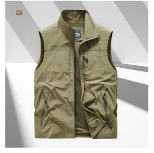 Dettaglio del gilet outdoor kaki con tasche funzionali con zip e fodera interna in rete