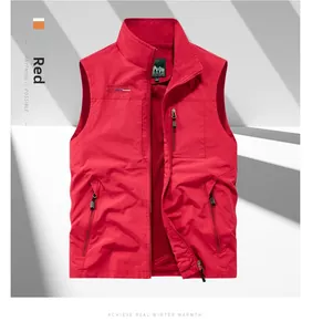 Dettaglio del gilet rosso che mostra la tasca con zip verticale e il logo ricamato