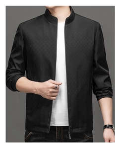 Detailaufnahme des Reißverschlusses mit Gravur an einer schwarzen Herren-Strukturjacke