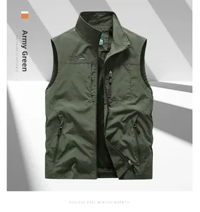 Dettaglio del gilet outdoor verde militare con colletto dritto, zip e fodera traspirante