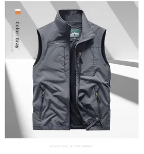 Dettaglio di un gilet sportivo grigio con cerniera lampo e rifiniture di ricamo di qualità