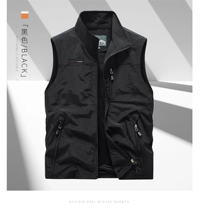 Dettaglio gilet sportivo nero da uomo con collo alto, tasche con zip e fodera interna in rete