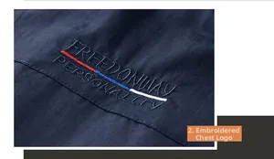 Dettaglio del gilet blu scuro con ricamo 'FREEDONWAY' sul petto e strisce decorative